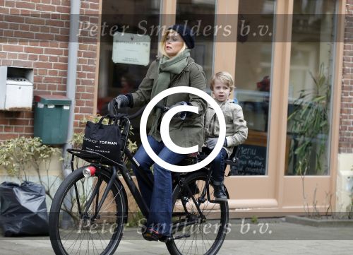 Amsterdam 13 februari 2016 
Bridget Maasland met zoon Mees op de fiets.