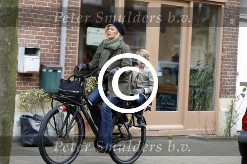 Amsterdam 13 februari 2016 
Bridget Maasland met zoon Mees op de fiets.