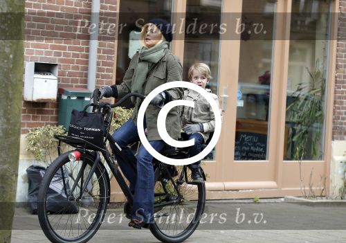 Amsterdam 13 februari 2016 
Bridget Maasland met zoon Mees op de fiets.