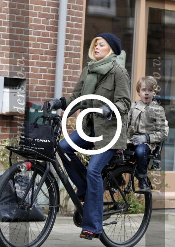 Amsterdam 13 februari 2016 
Bridget Maasland met zoon Mees op de fiets.