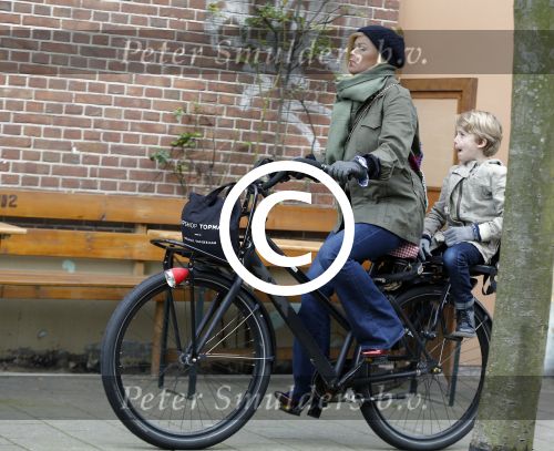 Amsterdam 13 februari 2016 
Bridget Maasland met zoon Mees op de fiets.