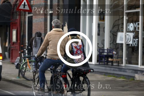 Amsterdam 13 februari 2016
Bridget Maaland met haar nieuwe vriend Wim ( cameraman) op de fiets in Amsterdam zuid.