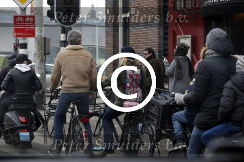 Amsterdam 13 februari 2016
Bridget Maaland met haar nieuwe vriend Wim ( cameraman) op de fiets in Amsterdam zuid.