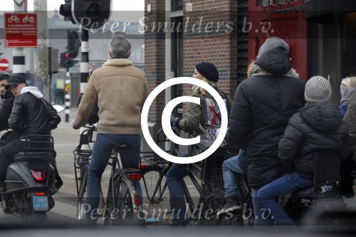 Amsterdam 13 februari 2016
Bridget Maaland met haar nieuwe vriend Wim ( cameraman) op de fiets in Amsterdam zuid.