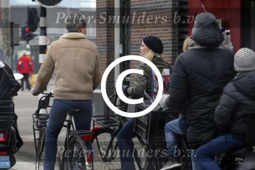 Amsterdam 13 februari 2016
Bridget Maaland met haar nieuwe vriend Wim ( cameraman) op de fiets in Amsterdam zuid.