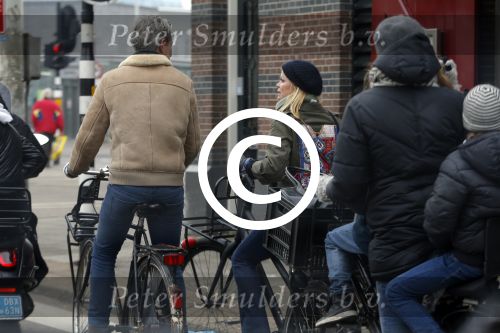 Amsterdam 13 februari 2016
Bridget Maaland met haar nieuwe vriend Wim ( cameraman) op de fiets in Amsterdam zuid.
