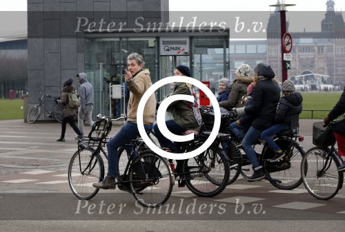 Amsterdam 13 februari 2016
Bridget Maaland met haar nieuwe vriend Wim ( cameraman) op de fiets in Amsterdam zuid.
Wim steekt middelvinger op