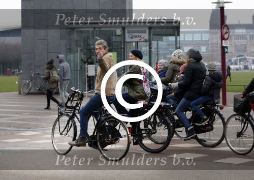 Amsterdam 13 februari 2016
Bridget Maaland met haar nieuwe vriend Wim ( cameraman) op de fiets in Amsterdam zuid.
Wim steekt middelvinger op