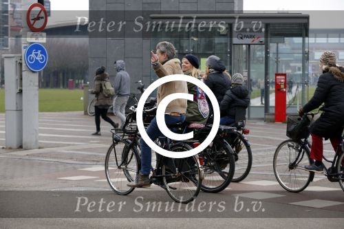 Amsterdam 13 februari 2016
Bridget Maaland met haar nieuwe vriend Wim ( cameraman) op de fiets in Amsterdam zuid.
Wim steekt middelvinger op