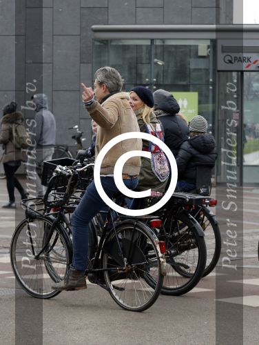 Amsterdam 13 februari 2016
Bridget Maaland met haar nieuwe vriend Wim ( cameraman) op de fiets in Amsterdam zuid.
Wim steekt middelvinger op
