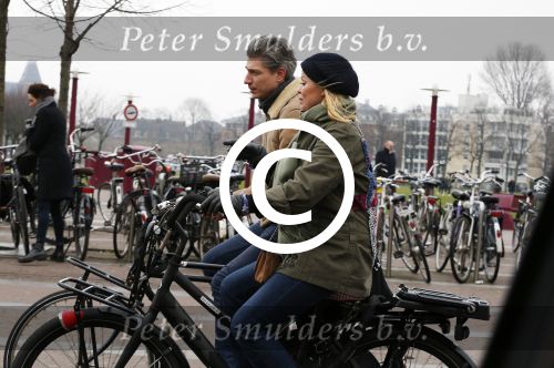 Amsterdam 13 februari 2016
Bridget Maaland met haar nieuwe vriend Wim ( cameraman) op de fiets in Amsterdam zuid.