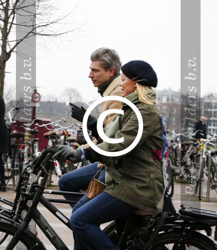 Amsterdam 13 februari 2016
Bridget Maaland met haar nieuwe vriend Wim ( cameraman) op de fiets in Amsterdam zuid.