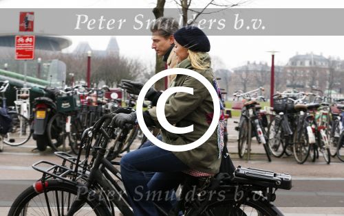 Amsterdam 13 februari 2016
Bridget Maaland met haar nieuwe vriend Wim ( cameraman) op de fiets in Amsterdam zuid.