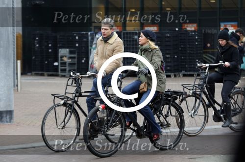 Amsterdam 13 februari 2016
Bridget Maaland met haar nieuwe vriend Wim ( cameraman) op de fiets in Amsterdam zuid.
