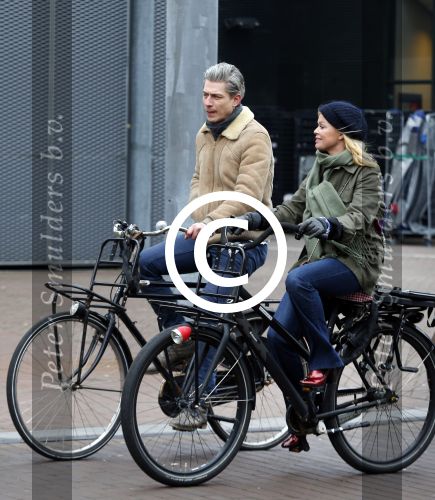 Amsterdam 13 februari 2016
Bridget Maaland met haar nieuwe vriend Wim ( cameraman) op de fiets in Amsterdam zuid.