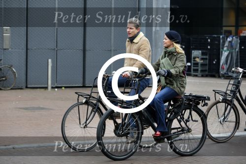 Amsterdam 13 februari 2016
Bridget Maaland met haar nieuwe vriend Wim ( cameraman) op de fiets in Amsterdam zuid.