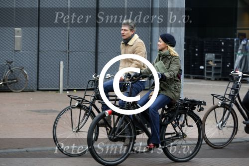 Amsterdam 13 februari 2016
Bridget Maaland met haar nieuwe vriend Wim ( cameraman) op de fiets in Amsterdam zuid.