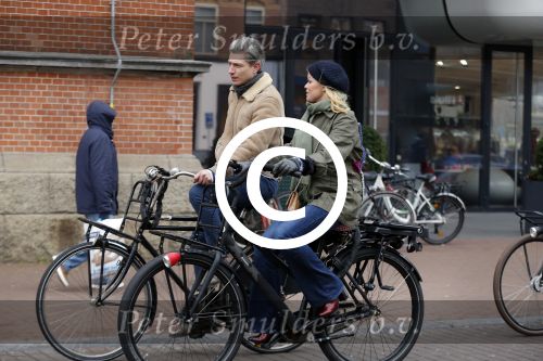Amsterdam 13 februari 2016
Bridget Maaland met haar nieuwe vriend Wim ( cameraman) op de fiets in Amsterdam zuid.