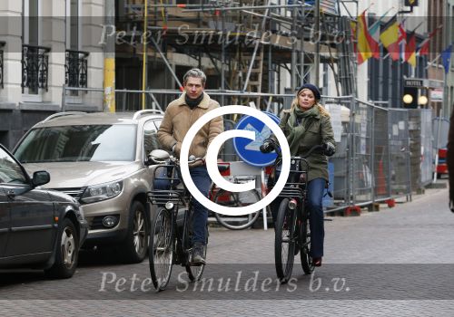 Amsterdam 13 februari 2016
Bridget Maaland met haar nieuwe vriend Wim ( cameraman) op de fiets in Amsterdam zuid.