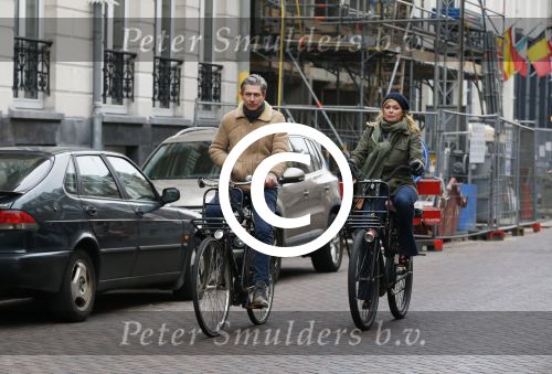 Amsterdam 13 februari 2016
Bridget Maaland met haar nieuwe vriend Wim ( cameraman) op de fiets in Amsterdam zuid.