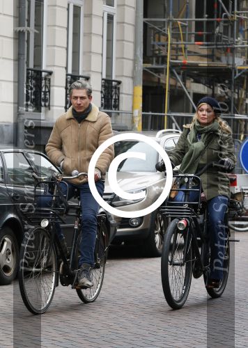 Amsterdam 13 februari 2016
Bridget Maaland met haar nieuwe vriend Wim ( cameraman) op de fiets in Amsterdam zuid.