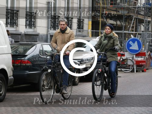 Amsterdam 13 februari 2016
Bridget Maaland met haar nieuwe vriend Wim ( cameraman) op de fiets in Amsterdam zuid.