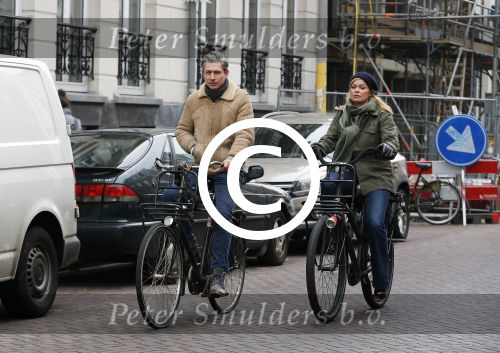 Amsterdam 13 februari 2016
Bridget Maaland met haar nieuwe vriend Wim ( cameraman) op de fiets in Amsterdam zuid.