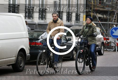 Amsterdam 13 februari 2016
Bridget Maaland met haar nieuwe vriend Wim ( cameraman) op de fiets in Amsterdam zuid.
