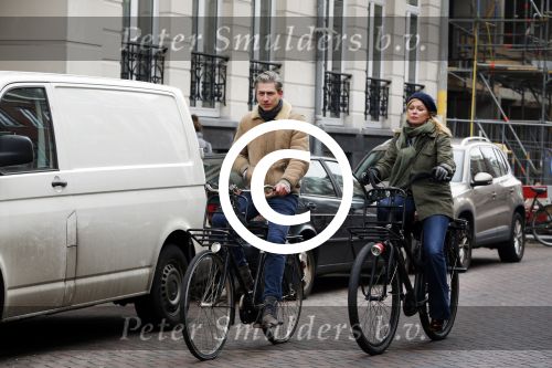 Amsterdam 13 februari 2016
Bridget Maaland met haar nieuwe vriend Wim ( cameraman) op de fiets in Amsterdam zuid.