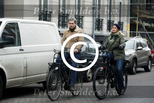 Amsterdam 13 februari 2016
Bridget Maaland met haar nieuwe vriend Wim ( cameraman) op de fiets in Amsterdam zuid.