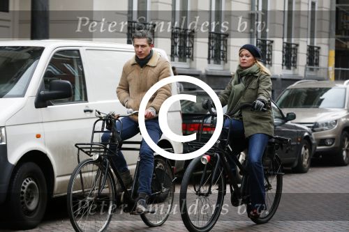 Amsterdam 13 februari 2016
Bridget Maaland met haar nieuwe vriend Wim ( cameraman) op de fiets in Amsterdam zuid.
