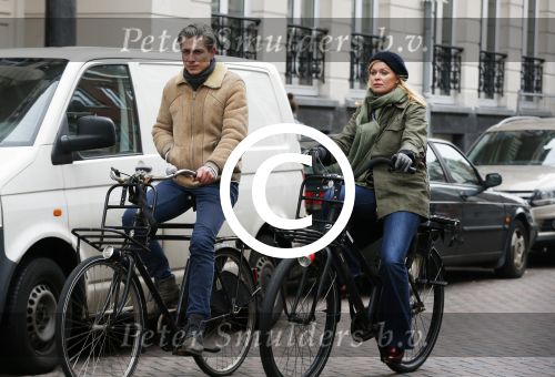 Amsterdam 13 februari 2016
Bridget Maaland met haar nieuwe vriend Wim ( cameraman) op de fiets in Amsterdam zuid.