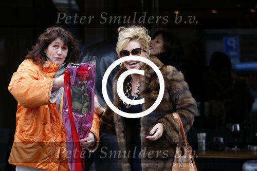 Amsterdam 13 februari 2016 
Connie Breukhoven en Eugene v Dun geven aan een vriendin een roos voor valentijnsdag.