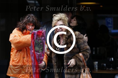 Amsterdam 13 februari 2016 
Connie Breukhoven en Eugene v Dun geven aan een vriendin een roos voor valentijnsdag.