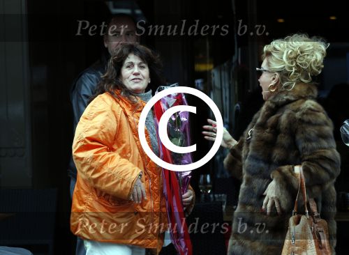 Amsterdam 13 februari 2016 
Connie Breukhoven en Eugene v Dun geven aan een vriendin een roos voor valentijnsdag.