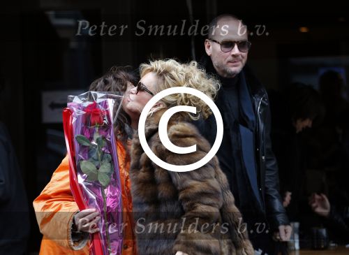 Amsterdam 13 februari 2016 
Connie Breukhoven en Eugene v Dun geven aan een vriendin een roos voor valentijnsdag.