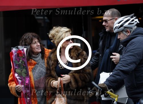 Amsterdam 13 februari 2016 
Connie Breukhoven en Eugene v Dun geven aan een vriendin een roos voor valentijnsdag.