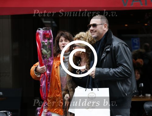 Amsterdam 13 februari 2016 
Connie Breukhoven en Eugene v Dun geven aan een vriendin een roos voor valentijnsdag.