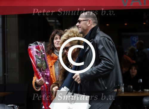 Amsterdam 13 februari 2016 
Connie Breukhoven en Eugene v Dun geven aan een vriendin een roos voor valentijnsdag.