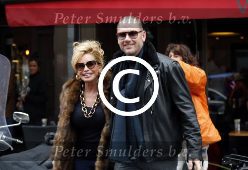 Amsterdam 13 februari 2016 
Connie Breukhoven en Eugene v Dun geven aan een vriendin een roos voor valentijnsdag.