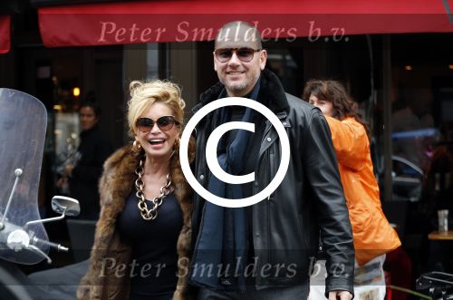 Amsterdam 13 februari 2016 
Connie Breukhoven en Eugene v Dun geven aan een vriendin een roos voor valentijnsdag.
