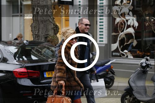 Amsterdam 13 februari 2016 
Connie Breukhoven en Eugene v Dun geven aan een vriendin een roos voor valentijnsdag.