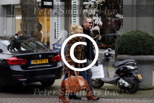 Amsterdam 13 februari 2016 
Connie Breukhoven en Eugene v Dun geven aan een vriendin een roos voor valentijnsdag.