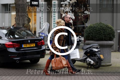 Amsterdam 13 februari 2016 
Connie Breukhoven en Eugene v Dun geven aan een vriendin een roos voor valentijnsdag.