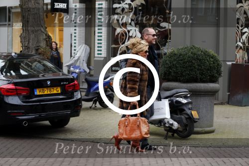 Amsterdam 13 februari 2016 
Connie Breukhoven en Eugene v Dun geven aan een vriendin een roos voor valentijnsdag.