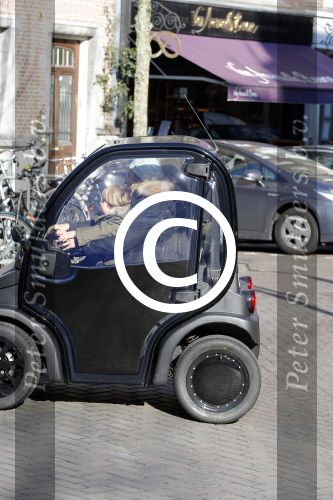Amsterdam 17 februari 2016 
Danie Bles met kinderen in 40 km wagentje / karretje