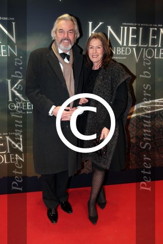 Amsterdam 22 februari 2016
Premiere Knielen op een Bed Violen in Tuschinski , Noortje Herlaar en partner Barry Atsma spelen de hoofdrol. Derek de Lint en partner Dorith Jesserun