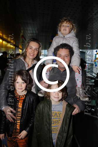 Amsterdam 14 februari 2016
Premiere Robinson Crusoe in pathe arena.
Dirk Zeelenberg met vrouw Suus en kinderen