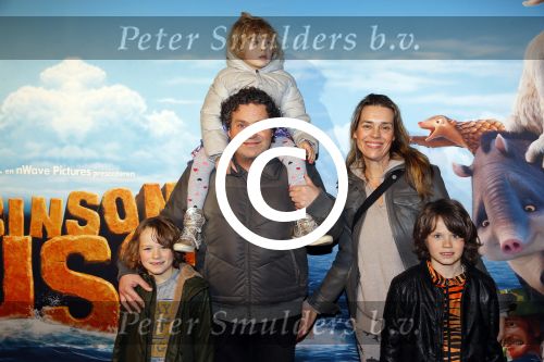 Amsterdam 14 februari 2016
Premiere Robinson Crusoe in pathe arena.
Dirk Zeelenberg met vrouw Suus en kinderen