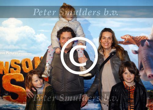 Amsterdam 14 februari 2016
Premiere Robinson Crusoe in pathe arena.
Dirk Zeelenberg met vrouw Suus en kinderen